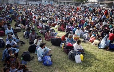 Migrant Workers Await A Ride Home At Delhi-Uttar Pradesh Border - BW ...