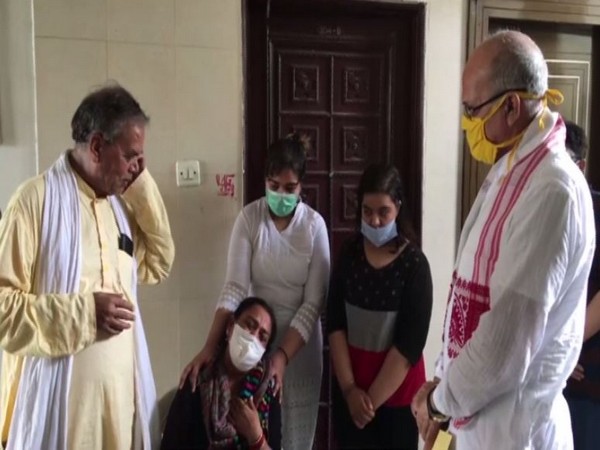 Devendra Raj Mishra UP Minister meets Devendra Mishra's family, hands over cheque of Rs 1 ...